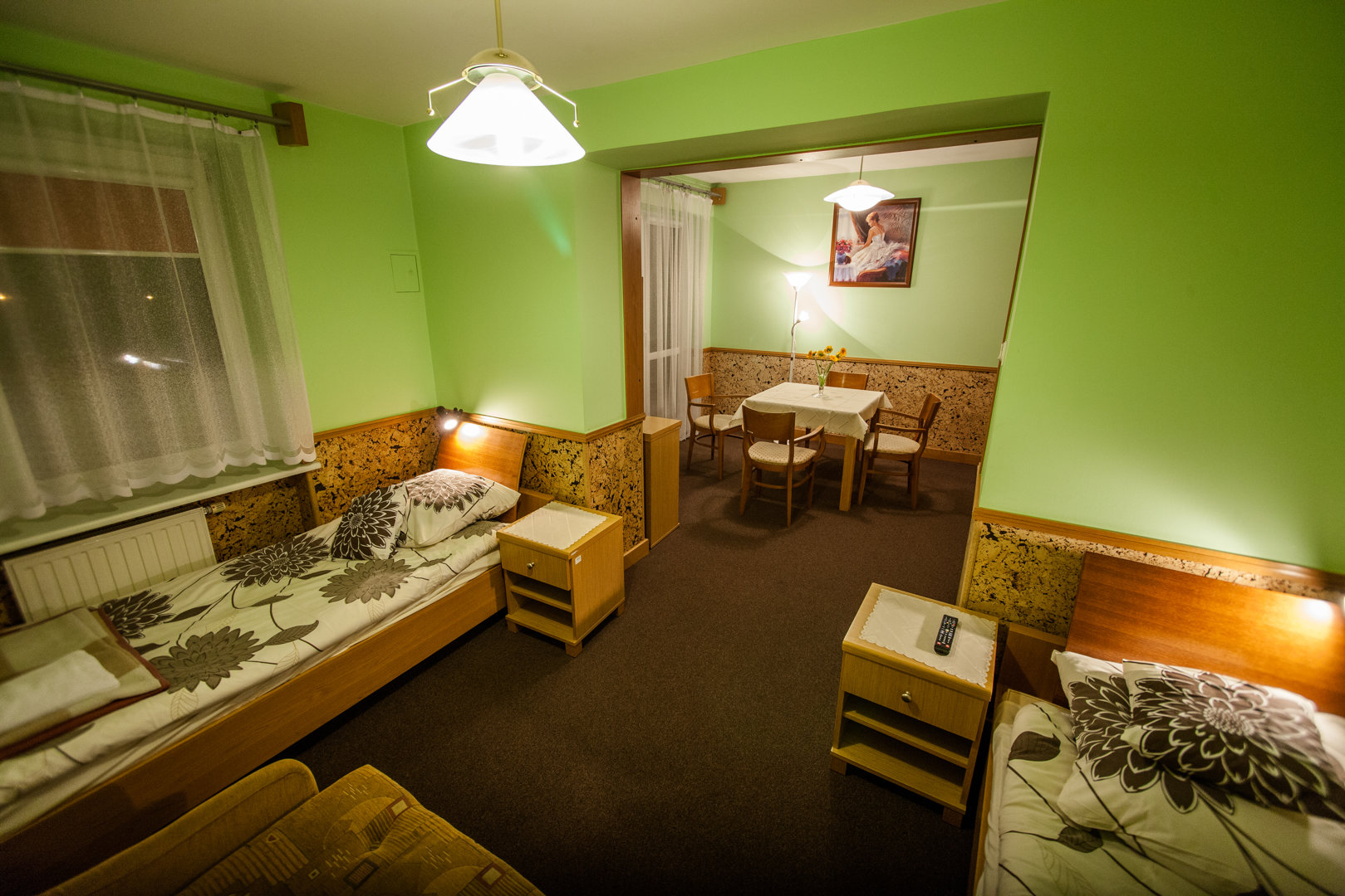 Pokój trzyosobowy dwa łóżka i kanapa