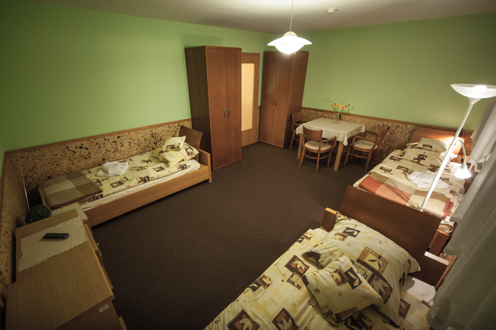 Pokój trzyosobowy z trzema łóżkami