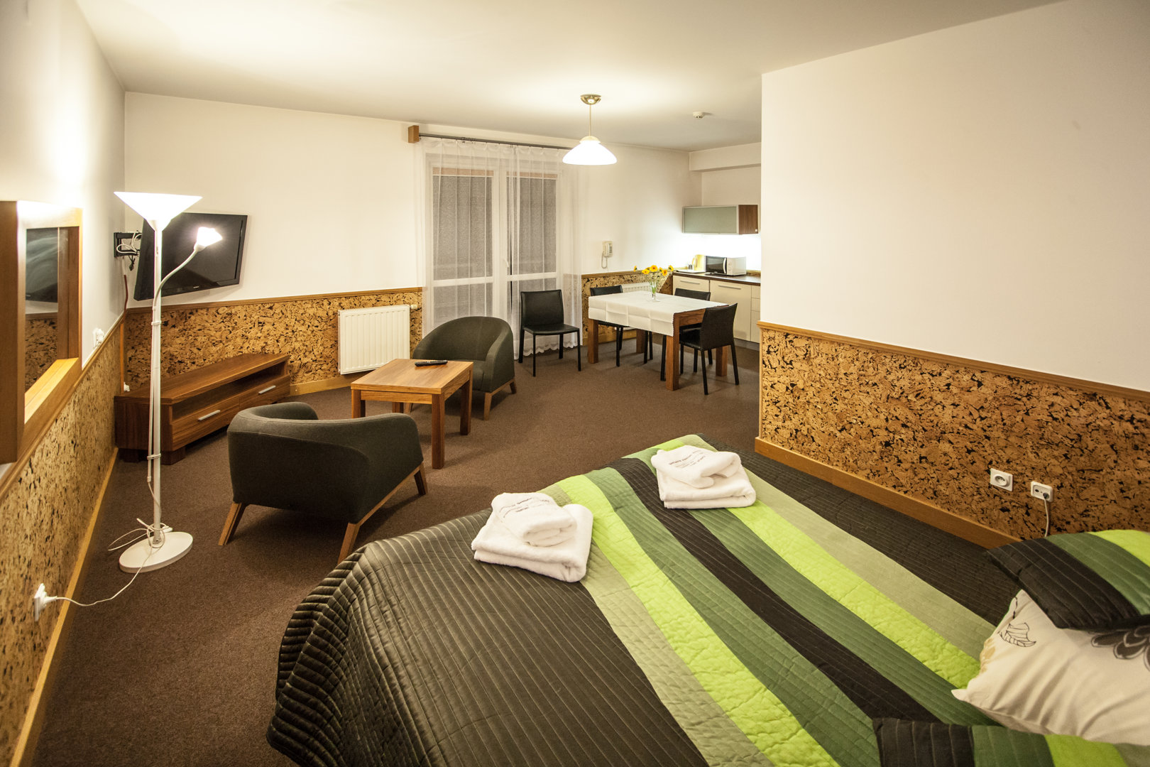 Pokój 4 osobowy typu studio z łożem małżeńskim 305